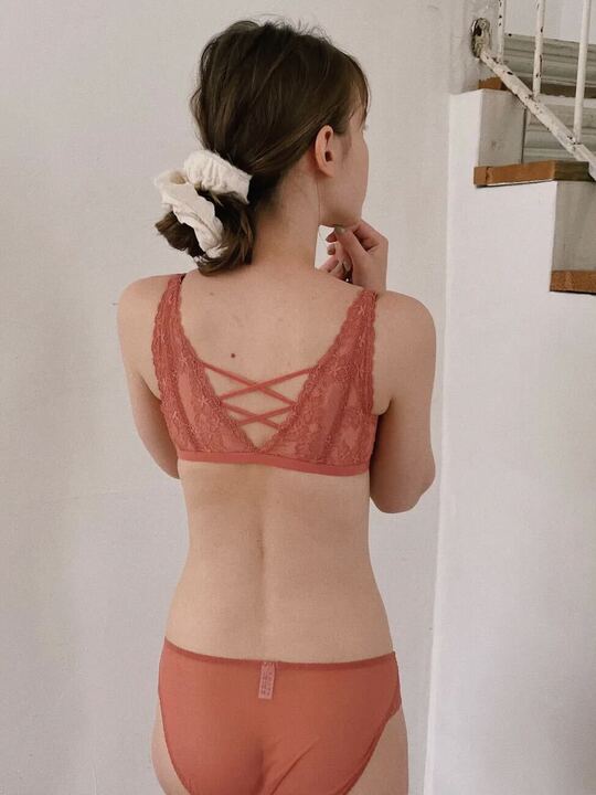 【自胸にフィット】フロントホック ナチュラルレース谷間ブラセット