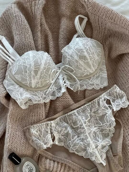 【自胸にフィット】ビッグフラワーレースアップブラセット