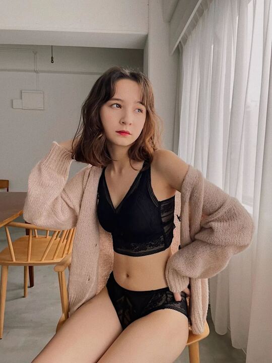 【自胸にフィット】カップ付きVネックレースインナー&ショーツセット