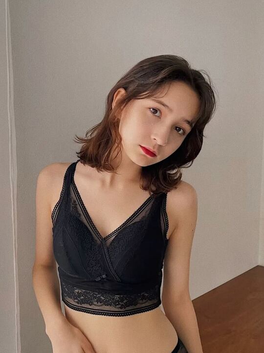 【自胸にフィット】カップ付きVネックレースインナー&ショーツセット