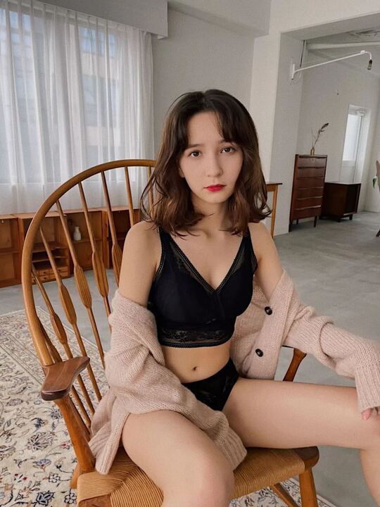 【自胸にフィット】カップ付きVネックレースインナー&ショーツセット