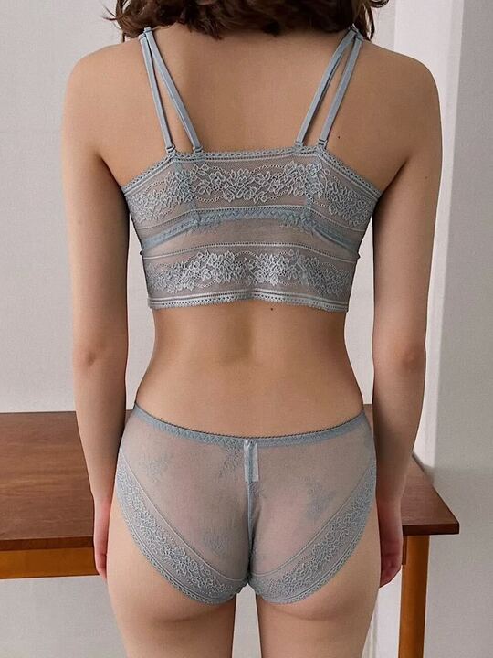 【自胸にフィット】カップ付きVネックレースインナー&ショーツセット