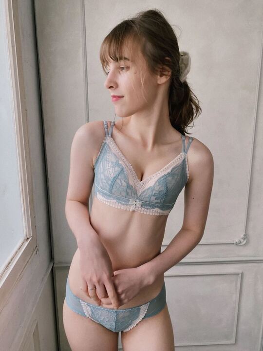 【自胸にフィット】つつみ込むパッド ナチュラルボリュームレースブラセット