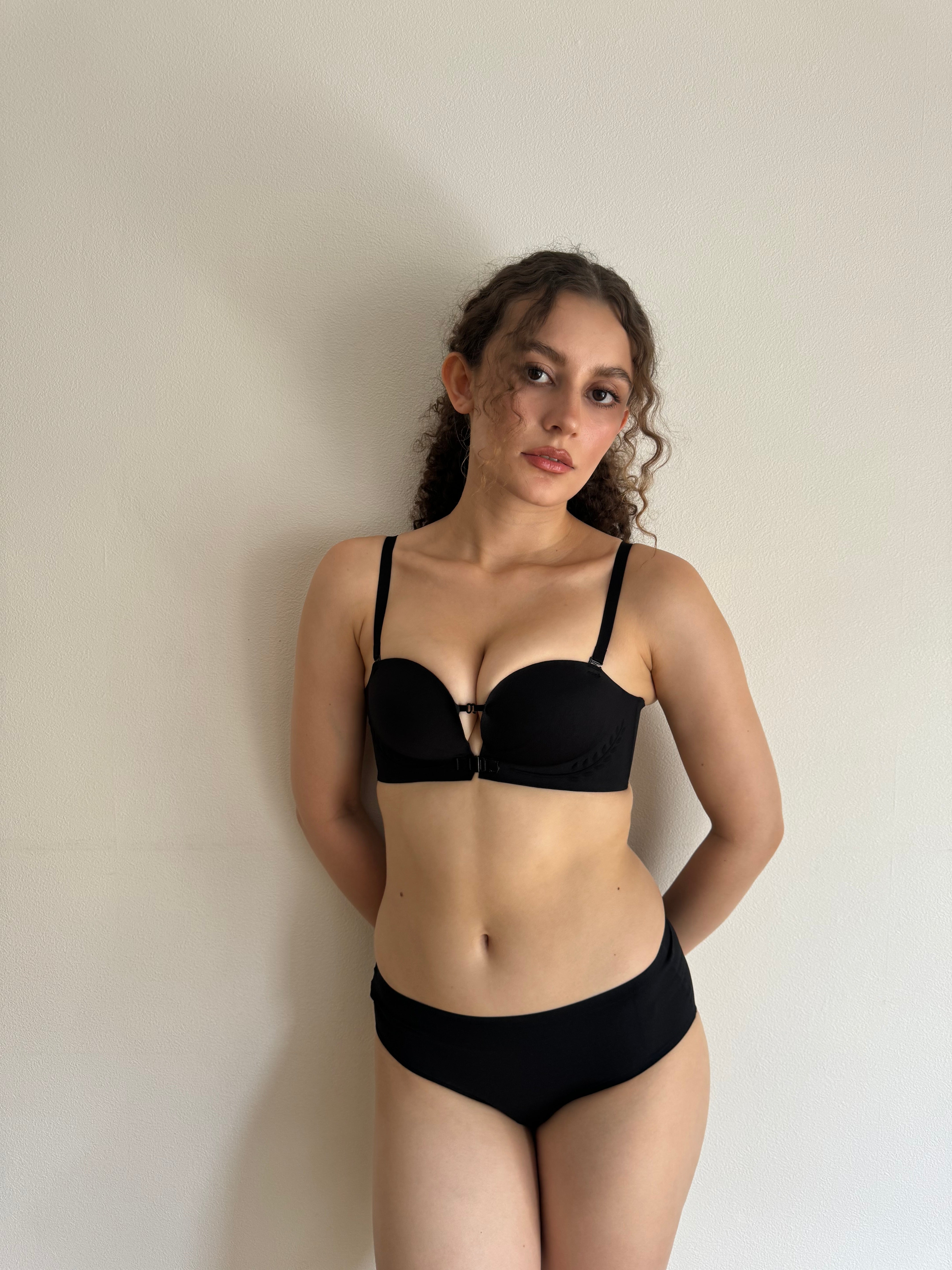 ブラのボコボコなし!背中すっきりフロントホックブラセット