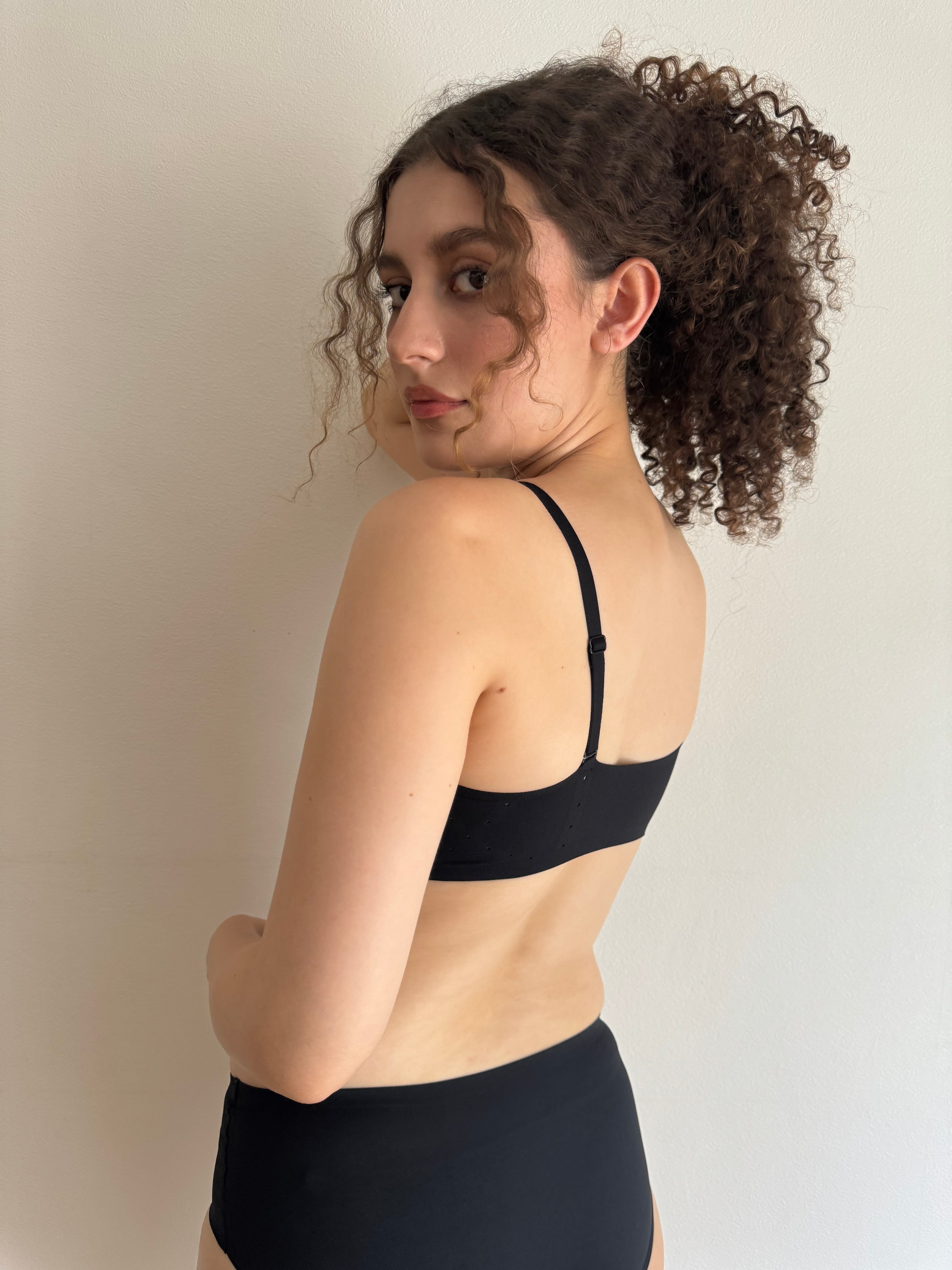 ブラのボコボコなし!背中すっきりフロントホックブラセット