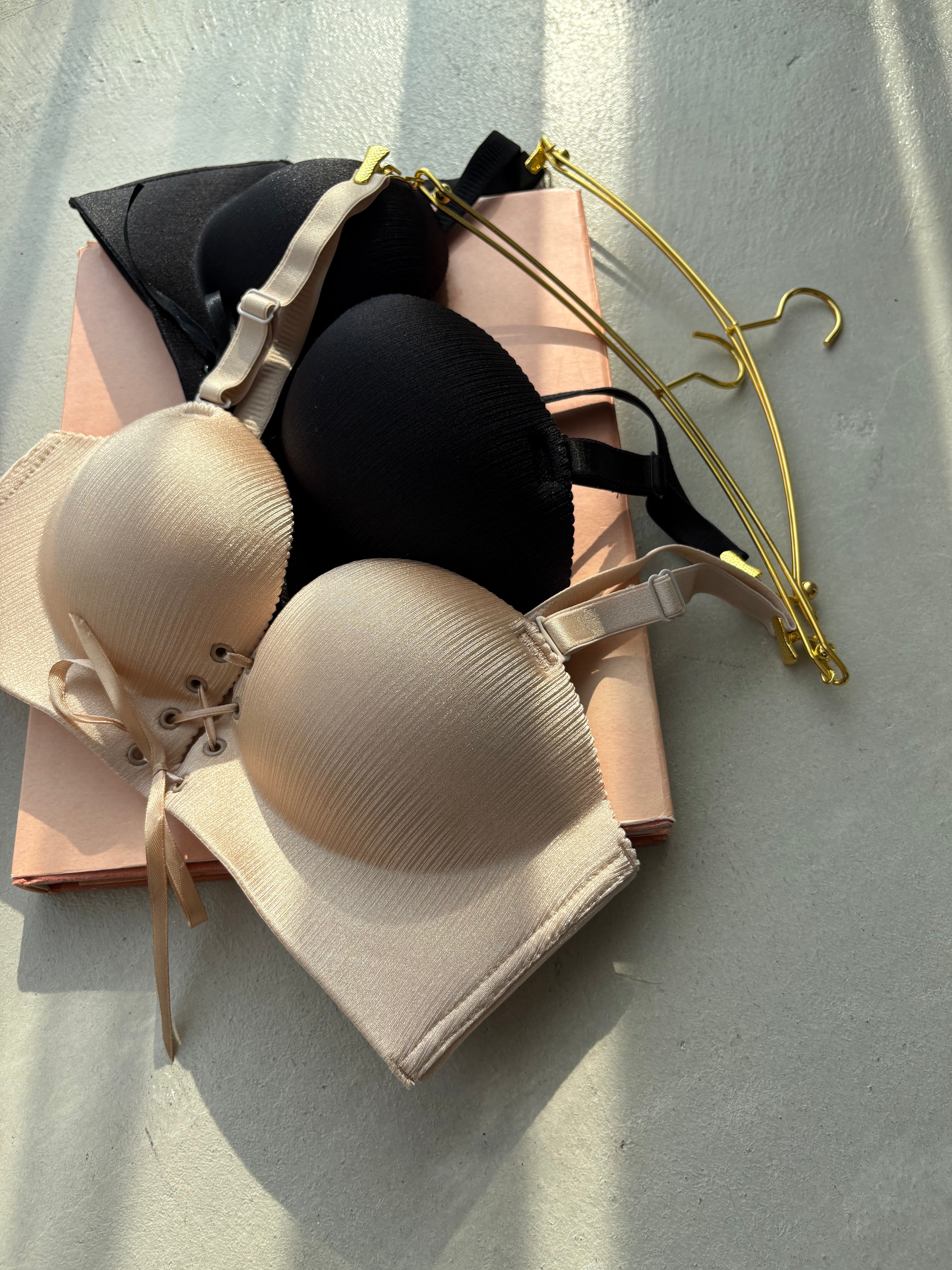 瞬間谷間丸胸シャイニーブラ