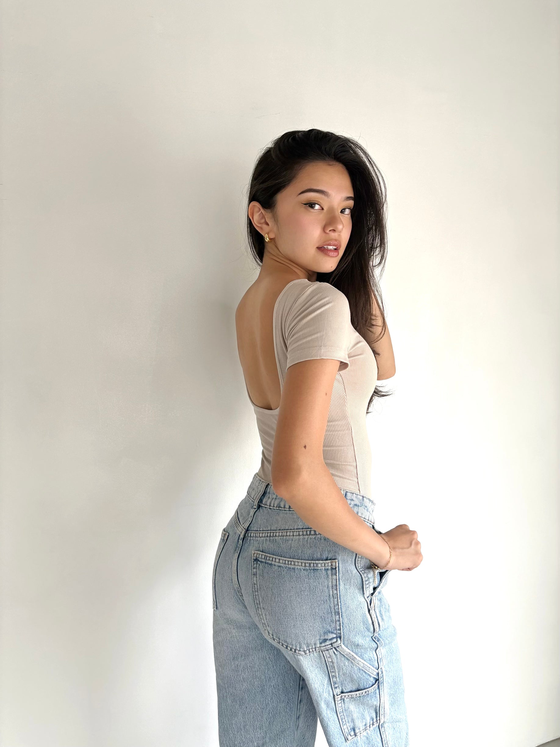 バックオープンTトップス