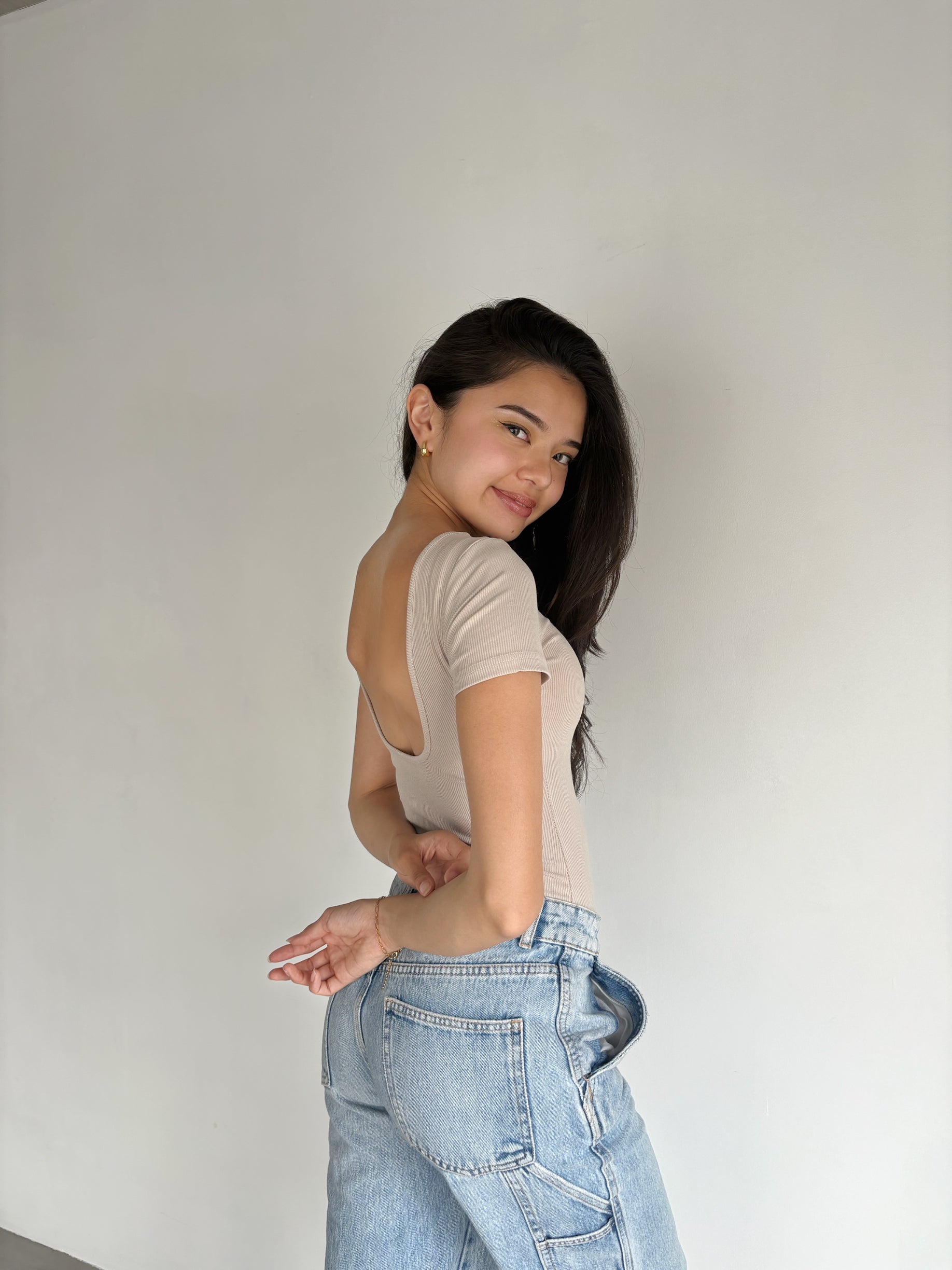 バックオープンTトップス