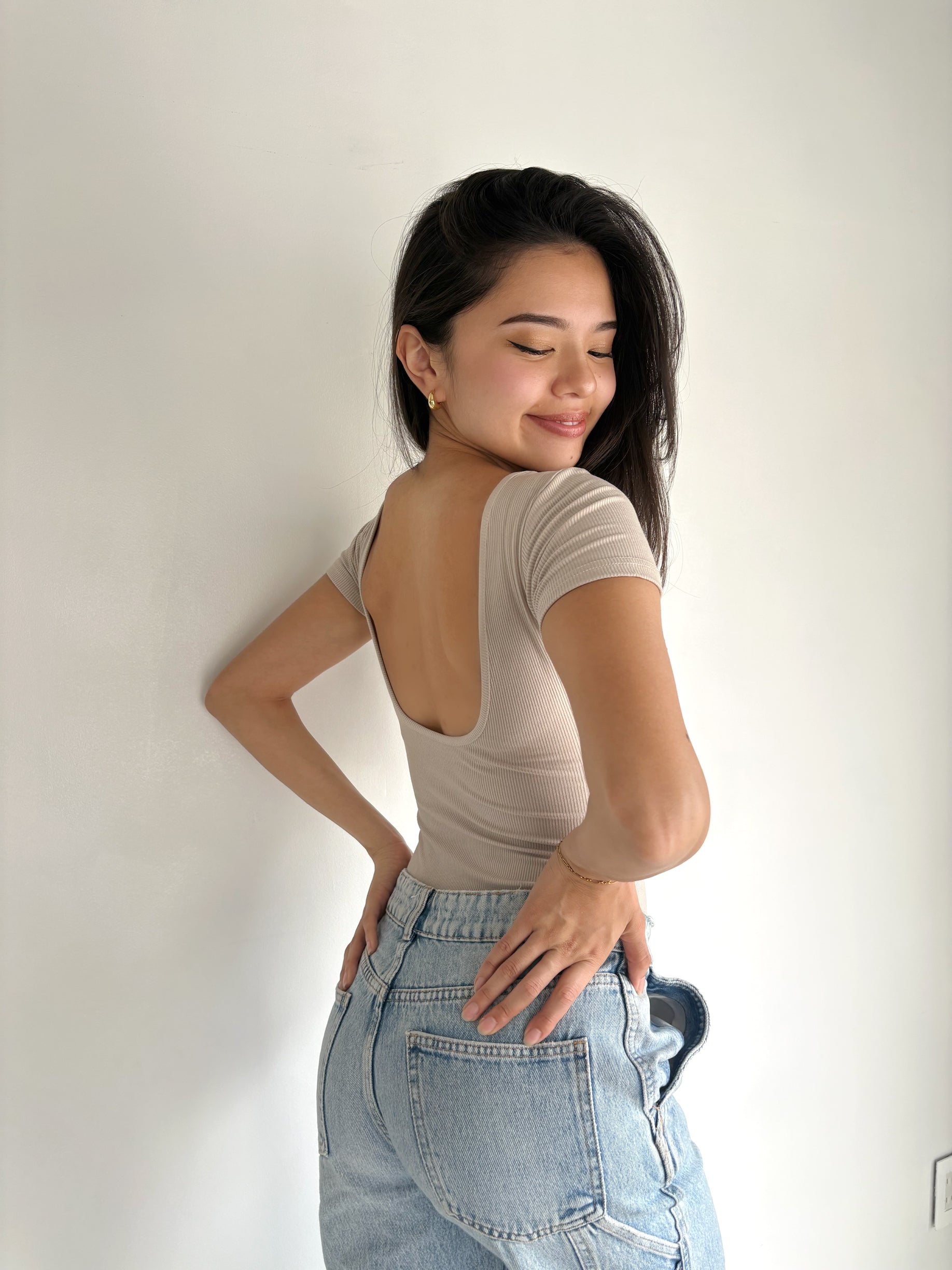 バックオープンTトップス