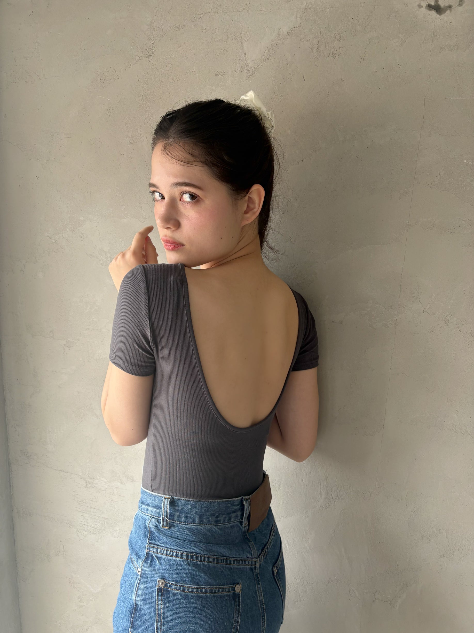 バックオープンTトップス