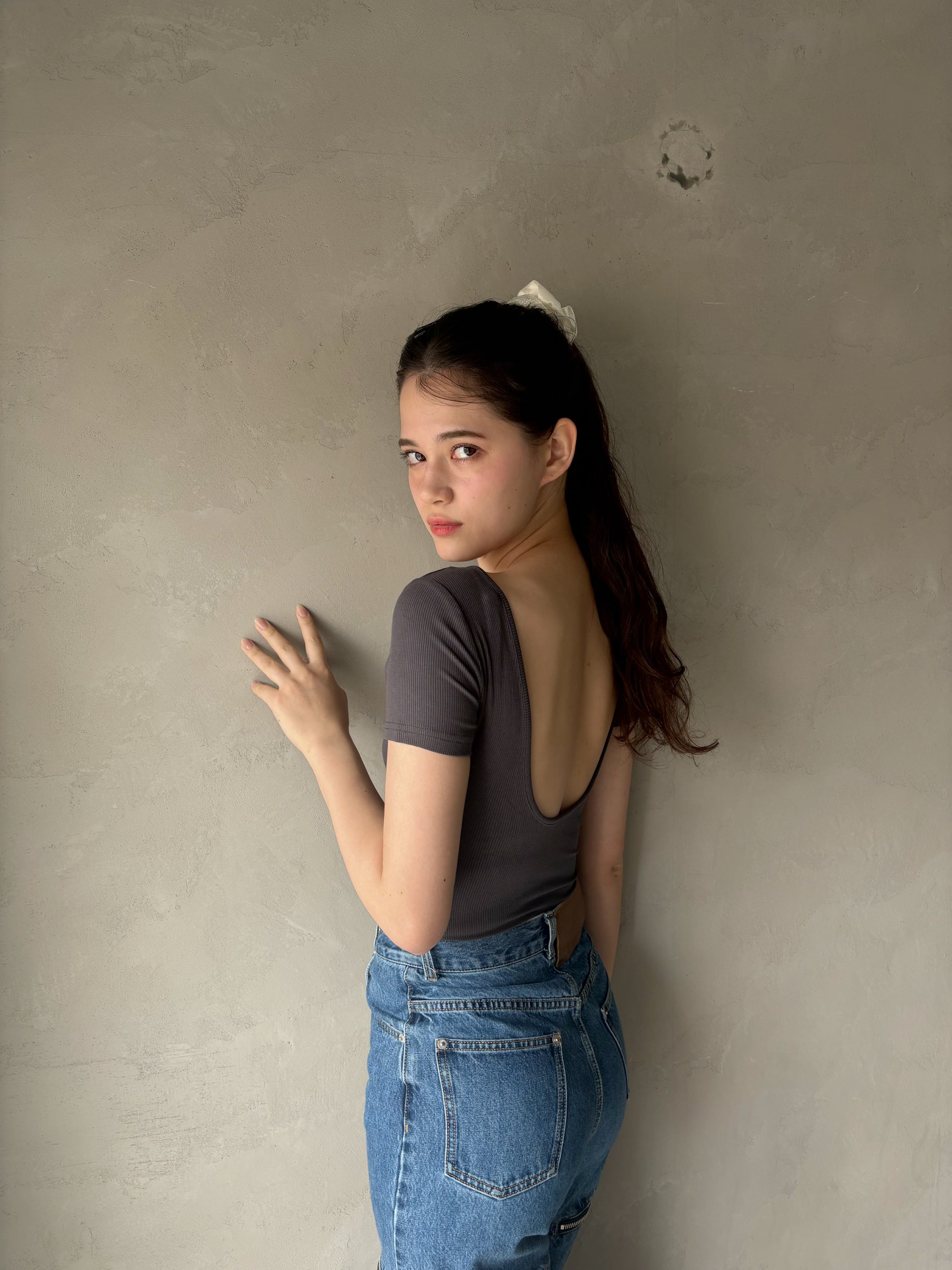 バックオープンTトップス