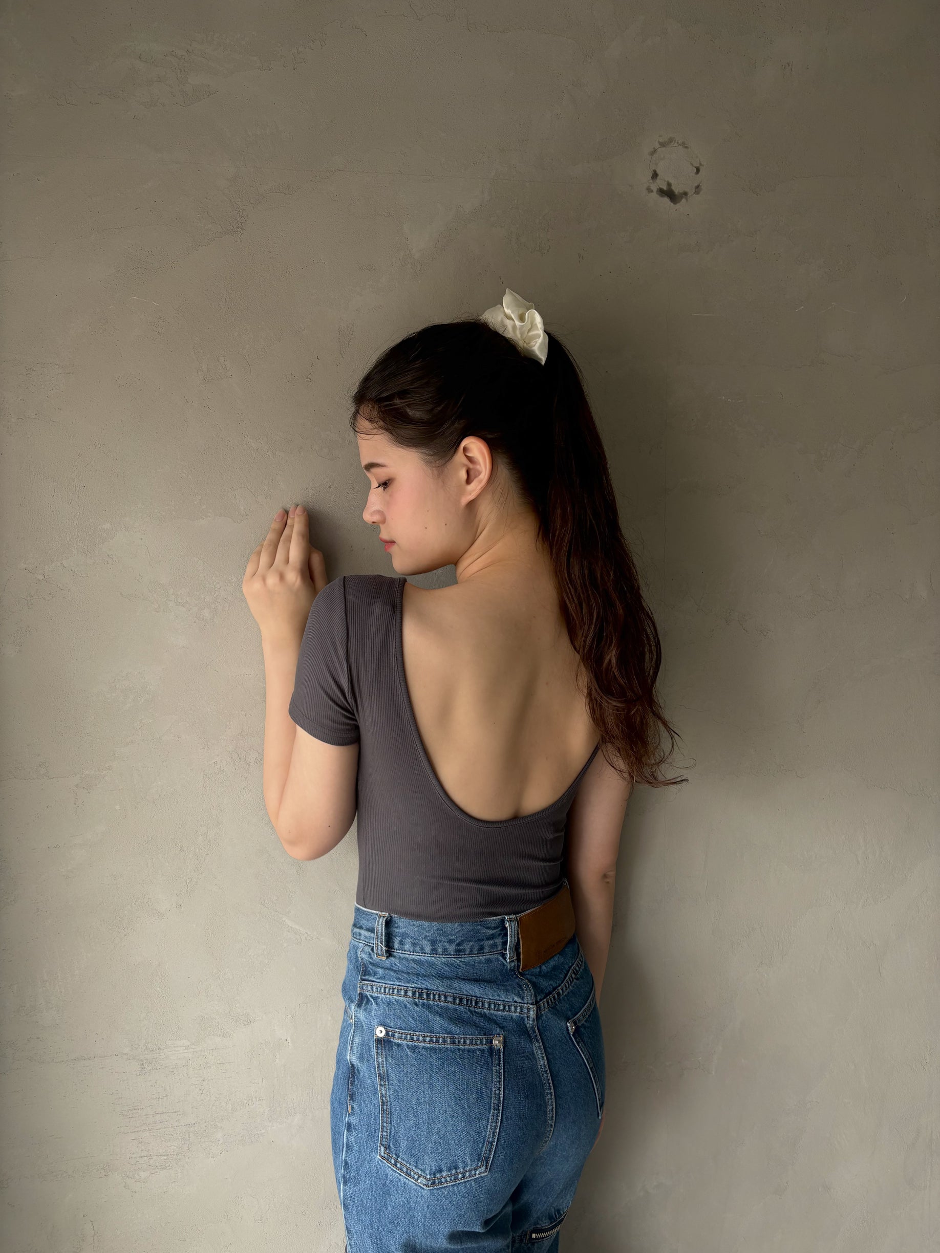 バックオープンTトップス