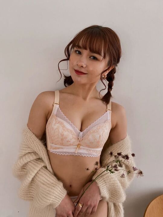 【昼夜兼用向け】 育乳強化 くっきり谷間プリンセスカラーブラセット