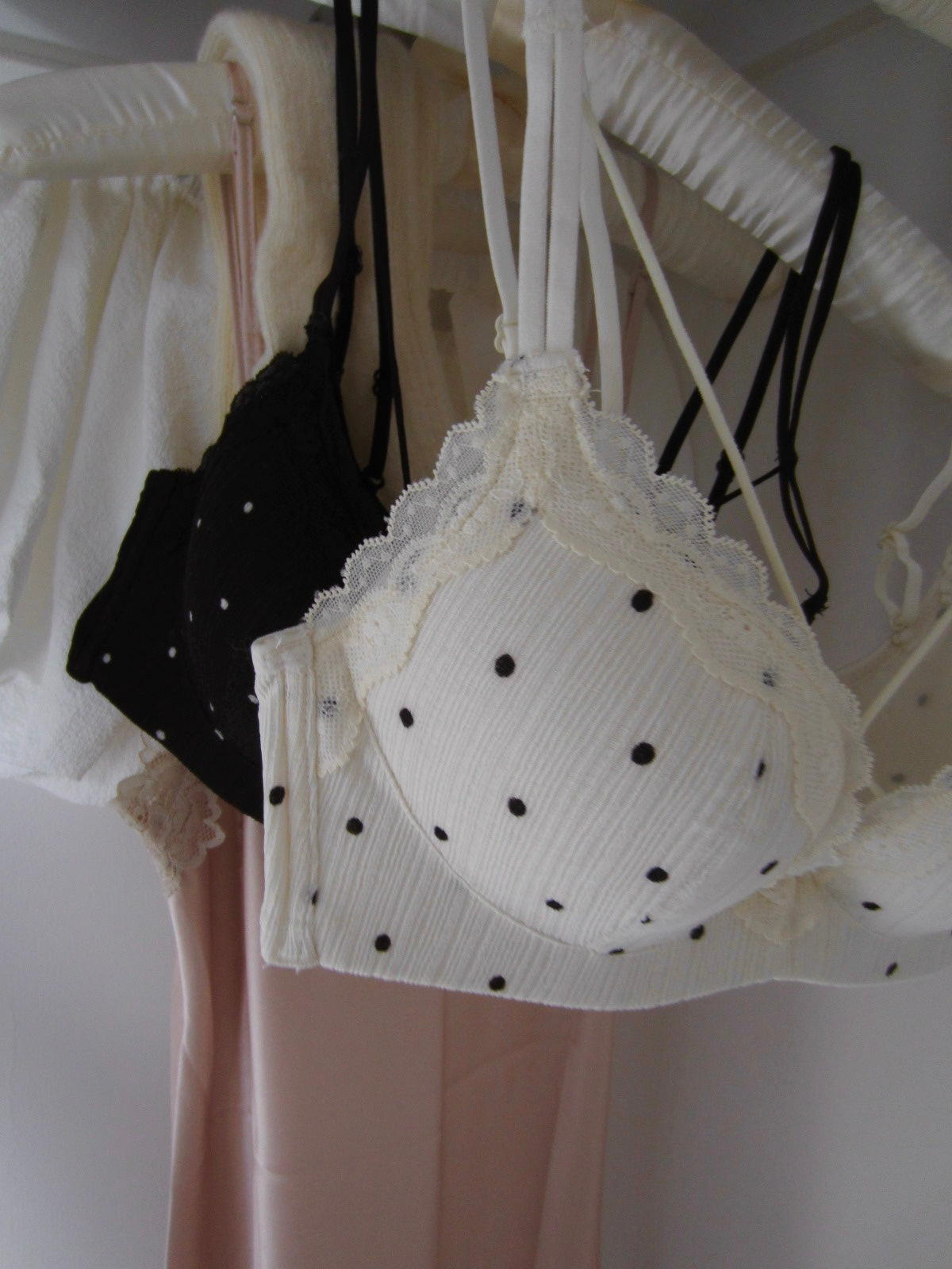 【整形級谷間】ガーリードットレースブラセット