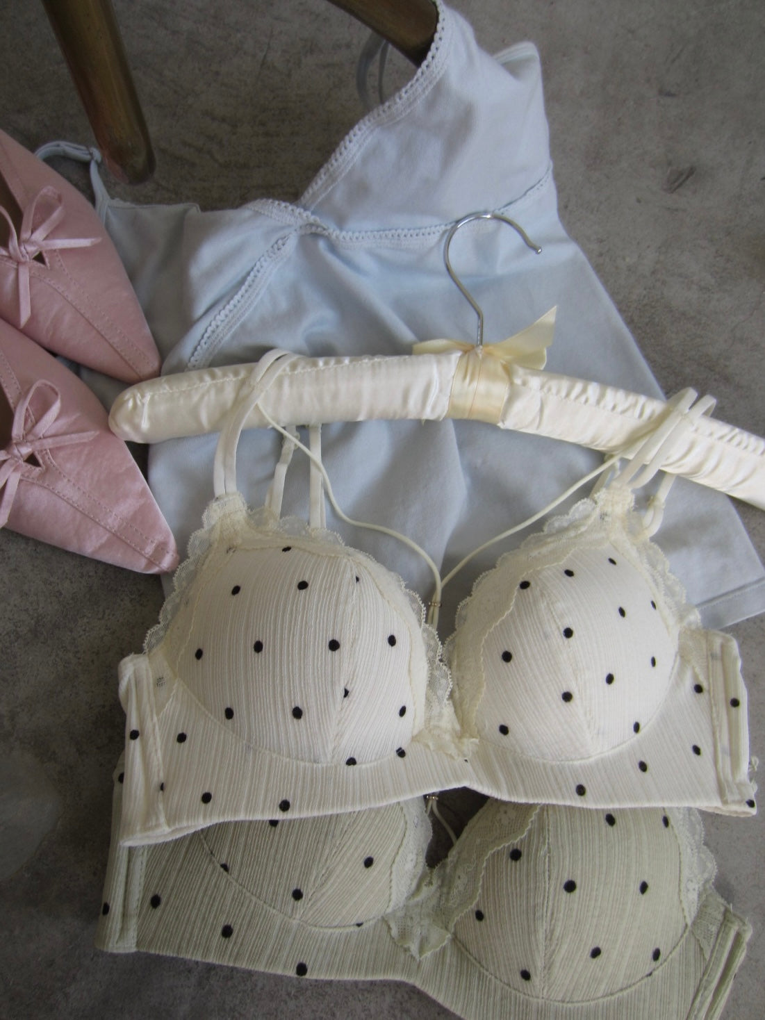 【整形級谷間】ガーリードットレースブラセット